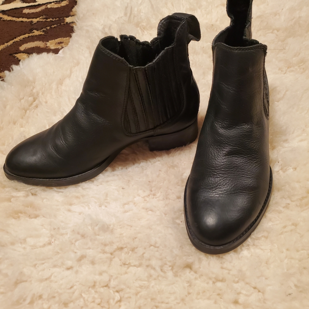 Ariat Black Leather Chelsea Boots